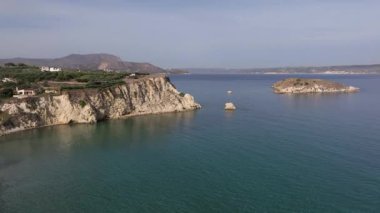 Girit adasındaki gökyüzü manzarası masmavi suyla, Yunanistan, Avrupa, Girit 'in güneyinde güzel, egzotik bir ada, inanılmaz Altın Sahili, adanın en güzel ve en iyi plajları