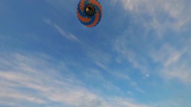 Kyiv, Ukrayna - 05.23.2021: İnsanlarla açık havada sıcak hava balonları. Hava manzaralı arka planda renkli balonlar. Yaz tatili. Sıcak hava balonu sabah uçuyor..