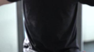 SstkWellness, spor salonunda vücut geliştirme eğitimi ve poz verme. Formda kaslı adam ağırlık çalışıyor, halter, beden eğitimi, spor salonunda kişisel ağırlık çalışması, oturuyor ve ağırlık tutuyor.