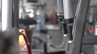 Spor salonundaki spor aletlerinin yakın çekim görüntüsü, Sstkwellness, spor salonundaki spor aletleri.