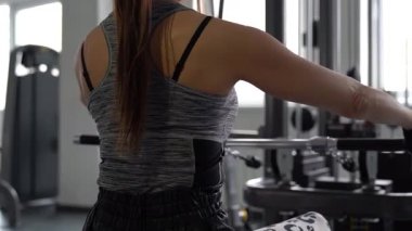 sstkWellness, Fitness kızı sabahları dambılı kaldırıyor, spor salonunda antrenörle spor yapıyor, spor konsepti, fit kadın, genç ve kız spor salonunda egzersiz yapıyor..