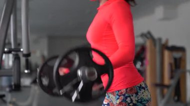 sstkWellness, Fitness kızı sabahları dambılı kaldırıyor, spor salonunda antrenörle spor yapıyor, spor konsepti, fit kadın, genç ve kız spor salonunda egzersiz yapıyor..