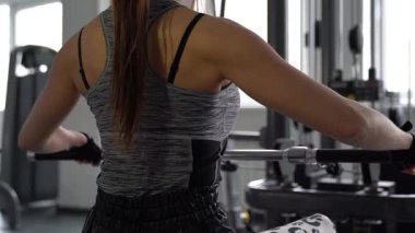 sstkWellness, Fitness kızı sabahları dambılı kaldırıyor, spor salonunda antrenörle spor yapıyor, spor konsepti, fit kadın, genç ve kız spor salonunda egzersiz yapıyor..