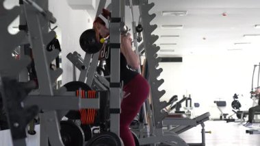 sstkWellness, Fitness kızı sabahları dambılı kaldırıyor, spor salonunda antrenörle spor yapıyor, spor konsepti, fit kadın, genç ve kız spor salonunda egzersiz yapıyor..
