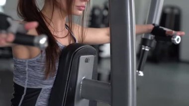 sstkWellness, Fitness kızı sabahları dambılı kaldırıyor, spor salonunda antrenörle spor yapıyor, spor konsepti, fit kadın, genç ve kız spor salonunda egzersiz yapıyor..