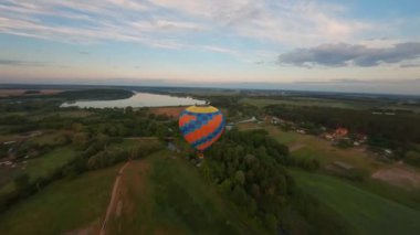 Kyiv, Ukrayna - 05.23.2021: İnsanlarla açık havada sıcak hava balonları. Hava manzaralı arka planda renkli balonlar. Yaz tatili. Sıcak hava balonu sabah uçuyor..