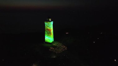 Gece Feneri Rubjerg Knude 'deki deniz fenerinde lazer ışığı gösterisi Danimarka Kuzey Denizi kıyısındaki kum tepeleri klasik tarz Danimarka, Avrupa, Güzel Peyzaj