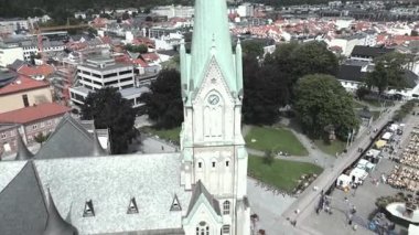 Sonbaharda Kristiansand, Norveç 'teki binaların hava manzarası.. 