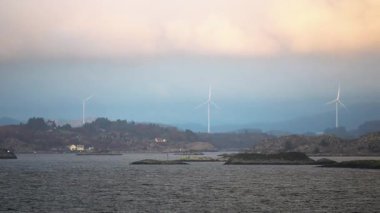Norveç 'te gezinti. Bottan fiyordun manzarası, tekneden dağların manzarası, şelaleler, yolcu gemileri ve hassas tekneler turistleri gemiden kıyıya taşıyan mavi gökyüzü ile güzel bir günde