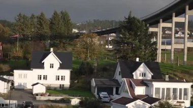  Hjelmeland, Rogaland, Norveç - 08 26 2022: Norveç. İnanılmaz Manzaralı Manzara. Norveç 'in ünlü doğal dönüm noktasında yüzen gemi ya da feribot gemisi ve Popüler İstikamet Yaz Gününde. Karlı Lyngen 