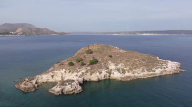 Girit adasındaki gökyüzü manzarası masmavi suyla, Yunanistan, Avrupa, Girit 'in güneyinde güzel, egzotik bir ada, inanılmaz Altın Sahili, adanın en güzel ve en iyi plajları