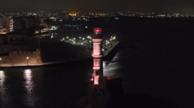 Gece vakti Chania kasabası, İHA çekimi, Girit, Yunanistan, Chania 'nın muhteşem deniz feneri, Güzel Eski Şehir, Yunanistan ve en güzel manzaralı yerleri ile havadan görünüşü - pitoresk eski kasaba manzarası 