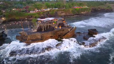 Tanah Lot, Ubud 'da Altın Saat: Bali Günbatımı Cenneti, Tanah Lot' un hava manzarası Bali, Endonezya 'daki ünlü Hindu tapınağı, Endonezya, Bali' deki Tanah Lot tapınağının panoramik manzarası, 