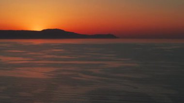 Geceleri Chania kasabası, Deniz feneri, İHA çekimi, Girit, Yunanistan, Chania 'nın muhteşem deniz feneri, Güzel Eski Şehir, Yunanistan ve en güzel manzaralı yerleri ile havadan görünüşü - eski güzel kasaba manzarası 