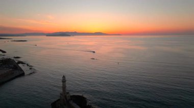 Geceleri Chania kasabası, Deniz feneri, İHA çekimi, Girit, Yunanistan, Chania 'nın muhteşem deniz feneri, Güzel Eski Şehir, Yunanistan ve en güzel manzaralı yerleri ile havadan görünüşü - eski güzel kasaba manzarası 