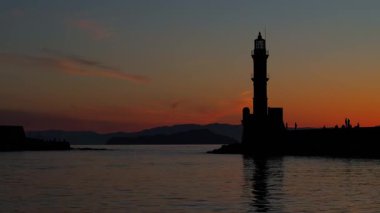 Geceleri Chania kasabası, Deniz feneri, İHA çekimi, Girit, Yunanistan, Chania 'nın muhteşem deniz feneri, Güzel Eski Şehir, Yunanistan ve en güzel manzaralı yerleri ile havadan görünüşü - eski güzel kasaba manzarası 