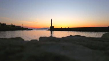 Geceleri Chania kasabası, Deniz feneri, İHA çekimi, Girit, Yunanistan, Chania 'nın muhteşem deniz feneri, Güzel Eski Şehir, Yunanistan ve en güzel manzaralı yerleri ile havadan görünüşü - eski güzel kasaba manzarası 