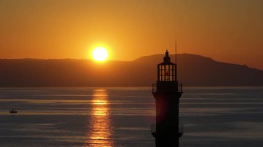 Geceleri Chania kasabası, Deniz feneri, İHA çekimi, Girit, Yunanistan, Chania 'nın muhteşem deniz feneri, Güzel Eski Şehir, Yunanistan ve en güzel manzaralı yerleri ile havadan görünüşü - eski güzel kasaba manzarası 