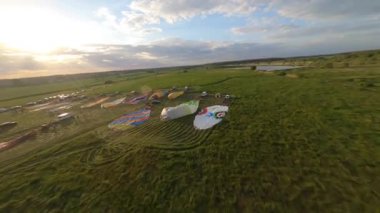 Kyiv, Ukrayna - 05.23.2021: İnsanlarla açık havada sıcak hava balonları. Hava manzaralı arka planda renkli balonlar. Yaz tatili. Sıcak hava balonu sabah uçuyor..