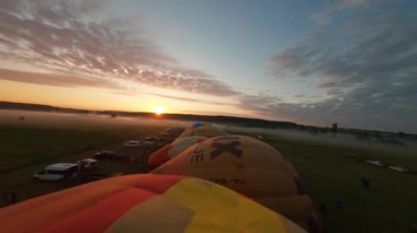 Kyiv, Ukrayna - 05.23.2021: İnsanlarla açık havada sıcak hava balonları. Hava manzaralı arka planda renkli balonlar. Yaz tatili. Sıcak hava balonu sabah uçuyor..