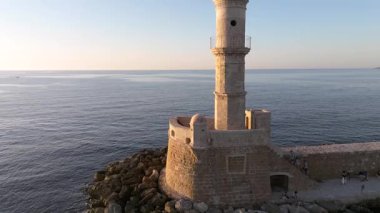  Chania 'nın muhteşem deniz feneri, cami, Venedik tersaneleri Girit, Yunanistan. Deniz fenerine dalgalar çarpıyor, Güzel Yunanistan ve en güzel manzaralı yerler - panorama