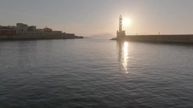  Chania 'nın muhteşem deniz feneri, cami, Venedik tersaneleri Girit, Yunanistan. Deniz fenerine dalgalar çarpıyor, Güzel Yunanistan ve en güzel manzaralı yerler - panorama