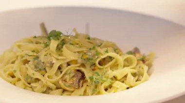 Yemek, yemek ve yaratıcılık için restoranın mutfağında ciddi bir yemek. Erkek çalışan, profesyonel ve aşçılık, konukseverlik ve yemek servisi yapan bir aşçı.