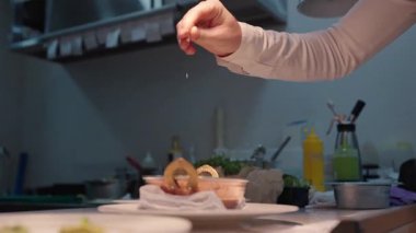 Yemek, yemek ve yaratıcılık için restoranın mutfağında ciddi bir yemek. Erkek çalışan, profesyonel ve aşçılık, konukseverlik ve yemek servisi yapan bir aşçı.
