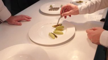 Yemek, yemek ve yaratıcılık için restoranın mutfağında ciddi bir yemek. Erkek çalışan, profesyonel ve aşçılık, konukseverlik ve yemek servisi yapan bir aşçı.
