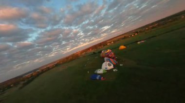 Kyiv, Ukrayna - 05.23.2021: İnsanlarla açık havada sıcak hava balonları. Hava manzaralı arka planda renkli balonlar. Yaz tatili. Sıcak hava balonu sabah uçuyor..