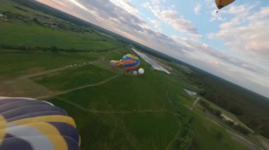 Kyiv, Ukrayna - 05.23.2021: İnsanlarla açık havada sıcak hava balonları. Hava manzaralı arka planda renkli balonlar. Yaz tatili. Sıcak hava balonu sabah uçuyor..