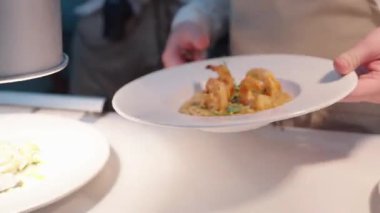 Yemek, yemek ve yaratıcılık için restoranın mutfağında ciddi bir yemek. Erkek çalışan, profesyonel ve aşçılık, konukseverlik ve yemek servisi yapan bir aşçı.