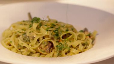 Yemek, yemek ve yaratıcılık için restoranın mutfağında ciddi bir yemek. Erkek çalışan, profesyonel ve aşçılık, konukseverlik ve yemek servisi yapan bir aşçı.