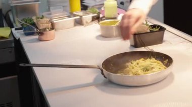 Yemek, yemek ve yaratıcılık için restoranın mutfağında ciddi bir yemek. Erkek çalışan, profesyonel ve aşçılık, konukseverlik ve yemek servisi yapan bir aşçı.