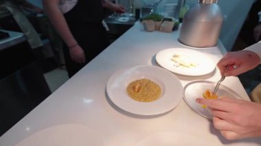 Yemek, yemek ve yaratıcılık için restoranın mutfağında ciddi bir yemek. Erkek çalışan, profesyonel ve aşçılık, konukseverlik ve yemek servisi yapan bir aşçı.