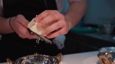 Yemek, yemek ve yaratıcılık için restoranın mutfağında ciddi bir yemek. Erkek çalışan, profesyonel ve aşçılık, konukseverlik ve yemek servisi yapan bir aşçı.