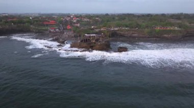 Tanah Lot, Ubud 'da Altın Saat: Bali Günbatımı Cenneti, Tanah Lot' un hava manzarası Bali, Endonezya 'daki ünlü Hindu tapınağı, Endonezya, Bali' deki Tanah Lot tapınağının panoramik manzarası, 