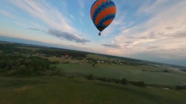 Kyiv, Ukrayna - 05.23.2021: İnsanlarla açık havada sıcak hava balonları. Hava manzaralı arka planda renkli balonlar. Yaz tatili. Sıcak hava balonu sabah uçuyor..
