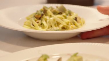 Yemek, yemek ve yaratıcılık için restoranın mutfağında ciddi bir yemek. Erkek çalışan, profesyonel ve aşçılık, konukseverlik ve yemek servisi yapan bir aşçı.