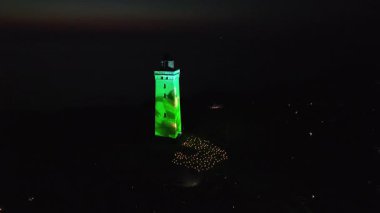 Gece Feneri Rubjerg Knude 'deki deniz fenerinde lazer ışığı gösterisi Danimarka Kuzey Denizi kıyısındaki kum tepeleri klasik tarz Danimarka, Avrupa, Güzel Peyzaj