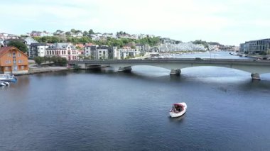 Sonbaharda Kristiansand, Norveç 'teki binaların hava manzarası.. 