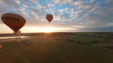 Kyiv, Ukrayna - 05.23.2021: İnsanlarla açık havada sıcak hava balonları. Hava manzaralı arka planda renkli balonlar. Yaz tatili. Sıcak hava balonu sabah uçuyor..
