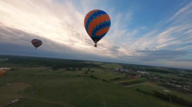 Kyiv, Ukrayna - 05.23.2021: İnsanlarla açık havada sıcak hava balonları. Hava manzaralı arka planda renkli balonlar. Yaz tatili. Sıcak hava balonu sabah uçuyor..