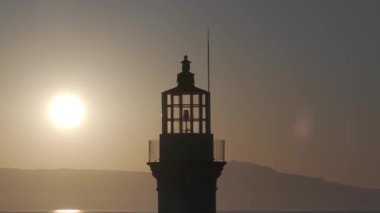 Geceleri Chania kasabası, Deniz feneri, İHA çekimi, Girit, Yunanistan, Chania 'nın muhteşem deniz feneri, Güzel Eski Şehir, Yunanistan ve en güzel manzaralı yerleri ile havadan görünüşü - eski güzel kasaba manzarası 
