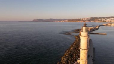  Chania 'nın muhteşem deniz feneri, cami, Venedik tersaneleri Girit, Yunanistan. Deniz fenerine dalgalar çarpıyor, Güzel Yunanistan ve en güzel manzaralı yerler - panorama