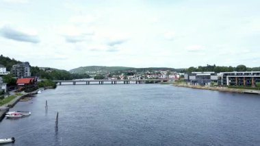 Sonbaharda Kristiansand, Norveç 'teki binaların hava manzarası.. 