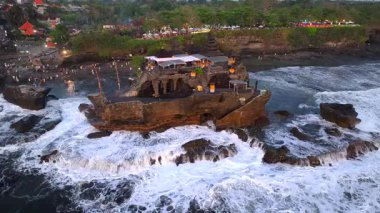 Tanah Lot, Ubud 'da Altın Saat: Bali Günbatımı Cenneti, Tanah Lot' un hava manzarası Bali, Endonezya 'daki ünlü Hindu tapınağı, Endonezya, Bali' deki Tanah Lot tapınağının panoramik manzarası, 