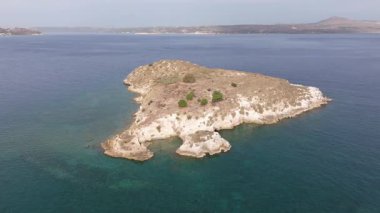 Girit adasındaki gökyüzü manzarası masmavi suyla, Yunanistan, Avrupa, Girit 'in güneyinde güzel, egzotik bir ada, inanılmaz Altın Sahili, adanın en güzel ve en iyi plajları