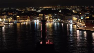 Gece vakti Chania kasabası, İHA çekimi, Girit, Yunanistan, Chania 'nın muhteşem deniz feneri, Güzel Eski Şehir, Yunanistan ve en güzel manzaralı yerleri ile havadan görünüşü - pitoresk eski kasaba manzarası 