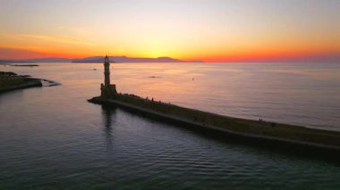 Geceleri Chania kasabası, Deniz feneri, İHA çekimi, Girit, Yunanistan, Chania 'nın muhteşem deniz feneri, Güzel Eski Şehir, Yunanistan ve en güzel manzaralı yerleri ile havadan görünüşü - eski güzel kasaba manzarası 